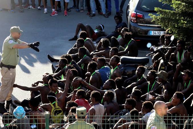 Ceuta : une foule de migrants franchit la frontière entre le Maroc et l'Espagne
