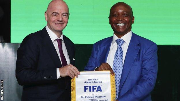 FIFA : Une institution de plus en plus contestée ? Quand les décisions arbitrales, politiques et administratives fragilisent la crédibilité du football mondial Par Ndiawar Diop