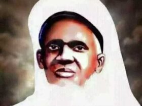 Le Sénégal hérité de la colonisation s’est évertué à nous diviser au nom de clivages interconfrériques totalement étrangers à l’esprit de l’islam. Notre religion ne saurait cautionner cette balkanisation qui dresse de véritables murs de Berlin entre les Turuq (voies spirituelles). Cet islam de façade, porté par de pseudo-représentants de Tariqa en compétition perpétuelle, n’est pas le nôtre. Il n’est que le reflet de clans massés de part et d’autre d’une frontière invisible, cherchant en vain à nourrir des égos gargantuesques. L’«homo-senegalensis-religiosus Tariqatus» moderne a assassiné l’âme de notre religion en trahissant le véritable message des maîtres soufis, qui étaient tout sauf des chefs d’écuries de lutte. Depuis près d’une décennie, la même polémique revient de manière cyclique, installant une gêne et un mal-être profonds chez toute âme éprise de la beauté de la voie spirituelle. Nos maîtres, les valeureux Cheikhs Seydi El Hadji Malick Sy et El Hadji Abdoulaye Niass (qu’Allah soit satisfait d’eux), n’ont jamais été en compétition et n’ont jamais cherché à l’être. Leur relation a toujours incarné la cordialité et la complémentarité dans la préservation de leur héritage commun. Les liens séculaires entre ces deux hommes de Dieu se sont véritablement noués au Djolof. Leurs familles respectives, celles de Sayyid Ousmane Sy et de Sayyid Mouhamad Niass (qu’Allah soit satisfait d’eux), font partie, aux côtés de Mame Mor Anta Saly Mbacké, de l’imam Serigne Samba Toucouleur et de Serigne Mass Ka, des figures illustres ayant rejoint Maba Diakhou Bâ dans le Saloum lors de son appel au Djihad. Ils ont combattu côte à côte pour faire face à l’animisme et à l’oppression coloniale, tout en instaurant l’islam et ses hautes valeurs morales. Le premier membre de la famille niassène à aller à la rencontre de Seydi El Hadji Malick Sy fut vraisemblablement Cheikh Mouhamad Khalifa Niass (Mame Khalifa). Autour de l’an 1902, alors qu’il séjournait à Saint-Louis chez Serigne Ahmad Ndiaye Mabeye (Ra), il entendit parler de la présence, dans la ville, de l’érudit et Khalife de Seydi Ahmad Tidjani. Il décida alors de lui rendre visite dans le sud de l’île. Seydi El Hadji Malick, fidèle à sa courtoisie légendaire, l’invita à passer quelques jours à ses côtés. En guise de remerciement, Mame Khalifa Niass lui rendit un vibrant hommage poétique dans son célèbre panégyrique Nilnal Maram, où il écrivit : «Il n’a d’autre défaut que l’immensité de sa générosité, Qui fait oublier jusqu’à ses propres proches, tant il guide vers la plus droite des voies.» Le second contact s’établit entre El Hadji Abdoulaye Niass (le père de Mame Khalifa) et Seydi El Hadji Malick. La rencontre eut lieu au village de Thiamène Cayor, à quelques encablures de Tivaouane, où El Hadji Abdoulaye s’était installé à son retour de Fès. Le Cheikh Seydi El Hadji Malick Sy s’y rendit brièvement avant d’inviter son hôte chez lui, à Tivaouane, vers la fin du mois de janvier 1911. Le motif principal de cette rencontre reposait sur un dépôt hautement spirituel. Un mois plus tôt, en décembre 1910 à Tanger, le grand Cadi de la Tariqa, Cheikh Ahmad Soukeyridj, avait confié une mission à El Hadji Abdoulaye Niass : remettre à Maodo un dépôt sacré. Il s’agissait en réalité d’un arcane ultra-secret de la Tariqa, composé de codes en lettres (huruf) non retranscriptibles, dont la transmission purement orale est réservée à l’élite de la confrérie. Qu’on ne s’y trompe pas : il ne s’agissait nullement d’une Ijaza (autorisation formelle), comme beaucoup tentent de le faire croire, car l’Ijaza itlaq (autorisation illimitée) octroyée par Soukeyridj à El Hadji Malick datait déjà de 1908, soit deux ans avant la visite de El Hadji Abdoulaye Niass. Cette transmission est d’ailleurs explicitement mentionnée par Seydi El Hadji Malick Sy dans son ouvrage Ifham al-munkir al-jani (Réduction au silence du dénégateur) en ces termes : «Il m’a été apporté par El Hadji Abdoulaye ibn Mouhamad des huruf (lettres faisant allusion au secret), qu’Allah le rétribue.» Le Cadi Cheikh Soukeyridj évoque également cet épisode dans son livre Taj al-ra’ous, à travers un poème faisant l’éloge des deux maîtres : «Et à travers Abdallah, j’ai étendu deux mains de faveur au Sénégal. D’une main, je lui ai donné le gage et l’autorisation (ijaza), Une autorisation illimitée (moutlaqa), avec certitude. De l’autre, je serre spirituellement la main de mon être cher, En son absence, par une introduction divine. En effet, je le remercie et je remercie Malik, Pour l’expansion de l’excellence spirituelle (ihsan) dans leur pays. Al-Hajj Malik Sy, fils de Outhman, de qui je suis satisfait, Partage ainsi avec lui (al-Hajj Abdallah) ces louanges.» La visite de El Hadji Abdoulaye à Tivaouane n’avait donc pour but ni de parfaire une éducation spirituelle prétendument incomplète ni de transmettre une Ijaza. Elle n’a pas non plus duré sept mois, contrairement aux affirmations des zélés de tous bords. Le séjour s’est étendu de la mi-janvier (probablement autour du 20) jusqu’à la fin du mois de février 1911, soit une quarantaine de jours tout au plus. Il convient aussi de noter que El Hadji Abdoulaye a aussi séjourné durant cette période chez son ami Madiama Doki Diop à Tivaouane. Deux raisons majeures expliquent la longueur de ce séjour. La première est que Maodo souhaitait ardemment l’installation définitive de Mame Aladji au Sénégal, ce dernier vivant alors en Gambie, colonie britannique. A cette fin, Maodo engagea à ses propres frais le célèbre avocat saint-louisien Maître François Carpot. Ce dernier mena une médiation fructueuse auprès du Gouverneur William Merlaud-Ponty, comme en atteste une correspondance datée du 24 janvier 1911. En attendant l’approbation des autorités coloniales, El Hadji Abdoulaye Niass demeurait chez El Hadji Malick, ce qui constituait un gage de respectabilité et de calme aux yeux du colonisateur. Il ne faut pas confondre cette démarche avec son autorisation de retour obtenue en 1908 grâce à El Hadji Aly Bitèye, après ses démêlés avec l’administrateur Victor Allys, qui avait fait incendier sa mosquée en 1900 (l’année de naissance de son fils Cheikh Ibrahima Niass, Ra). La seconde raison réside dans le fait que El Hadji Abdoulaye Niass avait personnellement connu le père de Seydi El Hadji Malick Sy, Seydi Ousmane ibn Mouadh, à l’époque du Djolof. Maodo, qui n’avait pas connu son père, cherchait à en savoir plus sur sa vie, mais surtout sur les circonstances de son assassinat. El Hadji Abdoulaye était un témoin privilégié, au fait du complot jadis ourdi contre le père de Maodo. Les deux érudits eurent de longues discussions à ce sujet. El Hadji Abdoulaye l’informa des motifs réels de cette cabale et de l’identité de ses principaux instigateurs, avant de consigner ce récit dans un long pamphlet tout en exhortant au pardon. L’éminent Serigne Cheikh Tidjani Sy Al Maktoum confirme d’ailleurs ces faits dans son ouvrage L’inconnu de la Nation sénégalaise, dédié à l’hagiographie de Shaykh Sayyid El Hadji Malick Sy (Ra) : «Je me suis appuyé sur des paroles envoyées par l’éminent érudit El Hadji Abdallah Niass à l’imam El Hadji Malick Sy afin de lui fournir les informations relatives aux circonstances du décès de son père Sayyid Usmân Sy Ibn Mu’âdh…» Pendant son séjour, El Hadji Abdoulaye fut désigné pour diriger les prières et dispenser les enseignements à la mosquée ; un honneur et une marque de déférence mutuelle d’usage à l’époque entre grands maîtres. Le poème Ata Habibi, composé par Seydi El Hadji Malick Sy à l’occasion de l’arrivée de El Hadji Abdoulaye à Tivaouane, témoigne de cette profonde affection réciproque : «Mon bien-aimé est venu de Fès, mon Seigneur soit loué ! Il est venu porteur du parfum des zéphyrs célestes. Il est venu, et le musc a imprégné nos demeures, Annonçant la bonne nouvelle à toutes les créatures. Sauve-nous, Seigneur, du doute et des tourments, Et guéris par cette douce intimité nos privations passées… Notre Seigneur, accorde-nous par son intercession un cœur de certitude, Et préserve-nous des regards jaloux, du rejet et des insufflations diaboliques.» Mame Khalifa Niass, qui avait assisté à ces moments de grâce, répondit à cette politesse par un second poème (après celui de Saint-Louis), intitulé Youghti wa Yamdahu : «Il est celui qui loua le revenant de Fès, El Hadji Malick, protecteur des hommes contre tout égarement. Par ses exhortations, il purifia la religion de ce qui l’entachait ; Et par sa science, il délivra les hommes de l’ignorance.» Une fois les objectifs de ce séjour atteints au début du mois de mars 1911, El Hadji Abdoulaye Niass s’installa définitivement à Kaolack grâce à la bienveillance et aux soins de El Hadji Malick Sy. Ce dernier chargea expressément son muqaddam (représentant), El Hadji Abdou Hamid Kane, d’assister Mame Aladji. Le Commandant Brocard l’établit formellement à Kaolack, dans un quartier que El Hadji Abdoulaye baptisa Lewna (ce qui signifie «le licite»). Très attaché à la pureté de cette terre, il tint plus tard à racheter personnellement le terrain pour la somme de 2000 francs français de l’époque, afin de s’assurer que sa demeure et celle de sa famille reposent sur un bien strictement licite. Plus qu’une simple amitié, c’est un véritable pacte de collaboration et de défense mutuelle au sein de la Tariqa qui s’est scellé entre Maodo et Mame Aladji. Cette alliance s’est immédiatement traduite dans le quotidien de leurs communautés respectives : ainsi, les nombreux disciples de El Hadji Abdoulaye Niass résidant aux alentours de Tivaouane convergeaient tout naturellement vers la cité de Maodo pour y célébrer le Mawlid (la commémoration de la naissance du Prophète). De la même manière, les fidèles de El Hadji Malick Sy établis dans le Saloum se rendaient à Léona Niassène pour célébrer le Mawlid. L’histoire retient d’ailleurs l’exemple mémorable de Serigne Ahmad Diagne Dahira. Ayant reçu à Foundiougne le cadeau d’une valise remplie de vêtements, il fit le voyage jusqu’à Tivaouane pour l’offrir à Maodo. Dans un élan de pure élégance spirituelle, El Hadji Malick Sy lui demanda de rebrousser chemin et de porter ce présent à El Hadji Abdoulaye Niass, lui rappelant que Foundiougne était géographiquement bien plus proche de Léona Niassène que de Tivaouane. Tant d’exemples de cordialité et de respect mutuel unissaient ces deux géants de la Tidjaniyya, témoignant d’une époque où l’égo s’effaçait totalement devant la grandeur de la mission divine. Il est impératif que la nouvelle génération d’hommes et de femmes de notre pays s’approprie l’histoire de nos érudits et de nos grandes figures. C’est à ce prix que nous consoliderons notre foi et notre identité nationale, tout en barrant la route aux conflits stériles. Ces tensions sont l’œuvre de forces obscures aux desseins inavoués, qui ne cherchent qu’à semer le chaos et à imposer un islam soumis au nouvel ordre mondial. Seydi El Hadji Malick Sy et El Hadji Abdoulaye Niass font la fierté de l’islam. Envers eux, nous avons un devoir éternel de mémoire et de gratitude. A travers leurs vies intimement liées, ils nous ont légué des valeurs fondamentales : la quête intarissable du savoir, le travail méthodique, l’engagement communautaire, le militantisme rigoureux et, par-dessus tout, l’éducation et l’éveil des consciences. Mawlaya Idrissa Dioum Auteur & Chercheur Nayloul Maram (Cercle d’études autour de la vie et l’oeuvre de Khalifa El Hadji Mouhamad Niass)