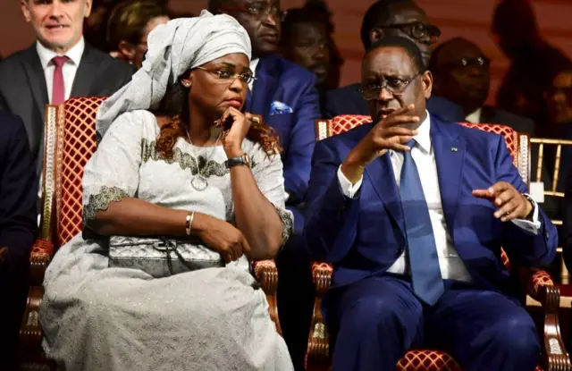 Marième Faye Sall interpellée par des citoyens : un regain de nostalgie autour de Macky Sall ?