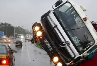 Dakar : un camion renversé au pont de la Foire paralyse la circulation