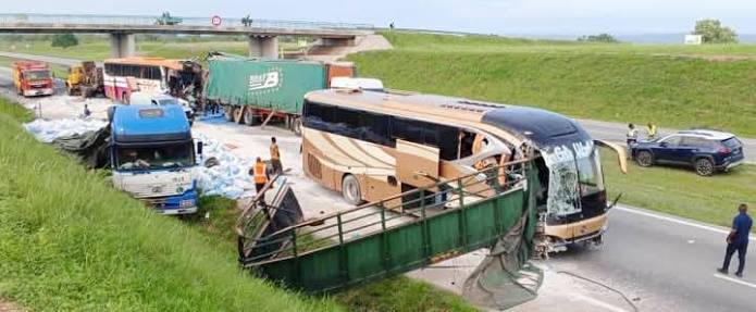 Axe Dakar-Diamniadio : un bus provoque un violent carambolage impliquant une dizaine de véhicules