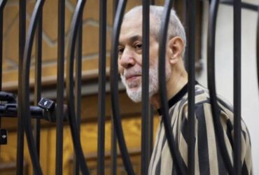 Le tribunal de Damas a condamné, lundi 24 août 2026, l’ancien grand mufti du régime Assad, Ahmed Badreddine Hassoun, à la prison à vie pour incitation à la haine confessionnelle et abus de fonction. Présent pour entendre sa condamnation, le responsable religieux avait été arrêté à l'aéroport en mars 2025, alors qu'il cherchait à quitter le pays. Accueil Accueil Envoyer à un ami Envoyer à un ami Version imprimable Version imprimable Partager Partager Syrie: l'ancien grand mufti Ahmed Badreddine Hassoun, proche de Bachar el-Assad, condamné à la prison à perpétuité Partager C'est une figure centrale de l'appareil idéologique et de la répression du régime déchu qui vient d'être jugée, rapporte notre correspondant à Damas, Mohamed Errami. L'ancien grand mufti de Syrie, Ahmed Badreddine Hassoun, a été condamné ce lundi 24 août à la prison à perpétuité, devenant ainsi la dixième figure du régime Assad condamnée par la justice syrienne. Proche de Bachar el-Assad et très présent à ses côtés lors d'occasions religieuses, il a été reconnu coupable d'« incitation intentionnelle au meurtre », « participation directe » à des meurtres et d'avoir attisé les « haines confessionnelles et raciales ». Surnommé le « mufti des barils d'explosifs », Ahmed Badreddine Hassoun a été le grand mufti pendant plus de seize ans et a appuyé sans réserve le régime de Bachar el-Assad pendant toute la guerre civile. En 2021 toutefois, son poste a été supprimé par un décret du président. À l'origine de ce décret, un faux pas de la part du mufti : lors des funérailles du chanteur Sabah Fakhri en novembre 2021, Hassoun avait livré une interprétation personnelle d'un verset coranique et provoqué un tollé dans les milieux religieux et populaires. Une dixième condamnation Le 11 août 2026, un tribunal syrien a condamné par contumace l'ancien dirigeant syrien Bachar el-Assad à la peine capitale après l'avoir reconnu coupable de « crimes de guerre » et de « crimes contre l'humanité » commis durant la guerre civile. Quelques jours plus tard, son cousin Wassim el-Assad était également condamné à mort pour avoir formé deux groupes armés, auteurs d'attaques meurtrières dans la région de Damas. Il a également été reconnu coupable d'incitation à la guerre civile. Ces condamnations ont été vivement critiquées par l'ONU ainsi que par les organisations de défense des droits humains comme Human Rights Watch qui s'opposent à la peine de mort et exhortent les nouvelles autorités syriennes à adopter un processus de justice transitionnelle centré sur les victimes. « Pour faire avancer la justice face à la litanie de crimes graves commis en Syrie, il ne suffit pas de prononcer des condamnations ; il faut mettre en place un système capable de rendre une justice compétente, impartiale et indépendante », a plaidé Balkees Jarrah, directrice de la division Moyen-Orient et Afrique du Nord à Human Rights Watch.