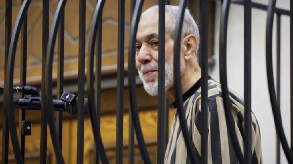 Le tribunal de Damas a condamné, lundi 24 août 2026, l’ancien grand mufti du régime Assad, Ahmed Badreddine Hassoun, à la prison à vie pour incitation à la haine confessionnelle et abus de fonction. Présent pour entendre sa condamnation, le responsable religieux avait été arrêté à l'aéroport en mars 2025, alors qu'il cherchait à quitter le pays. Accueil Accueil Envoyer à un ami Envoyer à un ami Version imprimable Version imprimable Partager Partager Syrie: l'ancien grand mufti Ahmed Badreddine Hassoun, proche de Bachar el-Assad, condamné à la prison à perpétuité Partager C'est une figure centrale de l'appareil idéologique et de la répression du régime déchu qui vient d'être jugée, rapporte notre correspondant à Damas, Mohamed Errami. L'ancien grand mufti de Syrie, Ahmed Badreddine Hassoun, a été condamné ce lundi 24 août à la prison à perpétuité, devenant ainsi la dixième figure du régime Assad condamnée par la justice syrienne. Proche de Bachar el-Assad et très présent à ses côtés lors d'occasions religieuses, il a été reconnu coupable d'« incitation intentionnelle au meurtre », « participation directe » à des meurtres et d'avoir attisé les « haines confessionnelles et raciales ». Surnommé le « mufti des barils d'explosifs », Ahmed Badreddine Hassoun a été le grand mufti pendant plus de seize ans et a appuyé sans réserve le régime de Bachar el-Assad pendant toute la guerre civile. En 2021 toutefois, son poste a été supprimé par un décret du président. À l'origine de ce décret, un faux pas de la part du mufti : lors des funérailles du chanteur Sabah Fakhri en novembre 2021, Hassoun avait livré une interprétation personnelle d'un verset coranique et provoqué un tollé dans les milieux religieux et populaires. Une dixième condamnation Le 11 août 2026, un tribunal syrien a condamné par contumace l'ancien dirigeant syrien Bachar el-Assad à la peine capitale après l'avoir reconnu coupable de « crimes de guerre » et de « crimes contre l'humanité » commis durant la guerre civile. Quelques jours plus tard, son cousin Wassim el-Assad était également condamné à mort pour avoir formé deux groupes armés, auteurs d'attaques meurtrières dans la région de Damas. Il a également été reconnu coupable d'incitation à la guerre civile. Ces condamnations ont été vivement critiquées par l'ONU ainsi que par les organisations de défense des droits humains comme Human Rights Watch qui s'opposent à la peine de mort et exhortent les nouvelles autorités syriennes à adopter un processus de justice transitionnelle centré sur les victimes. « Pour faire avancer la justice face à la litanie de crimes graves commis en Syrie, il ne suffit pas de prononcer des condamnations ; il faut mettre en place un système capable de rendre une justice compétente, impartiale et indépendante », a plaidé Balkees Jarrah, directrice de la division Moyen-Orient et Afrique du Nord à Human Rights Watch.