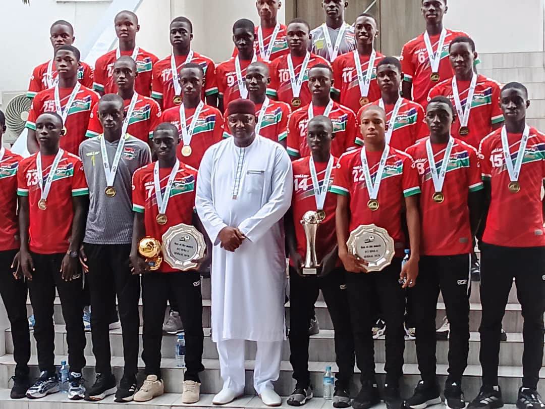 UFOA-A U17 : après leur sacre à Dakar, les Baby Scorpions reçus par Adama Barrow et récompensés