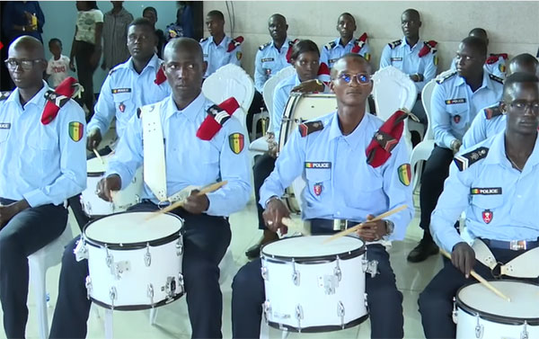 Police culturelle au Sénégal : quand les hommes en uniforme troquent le sifflet contre le micro et le pinceau