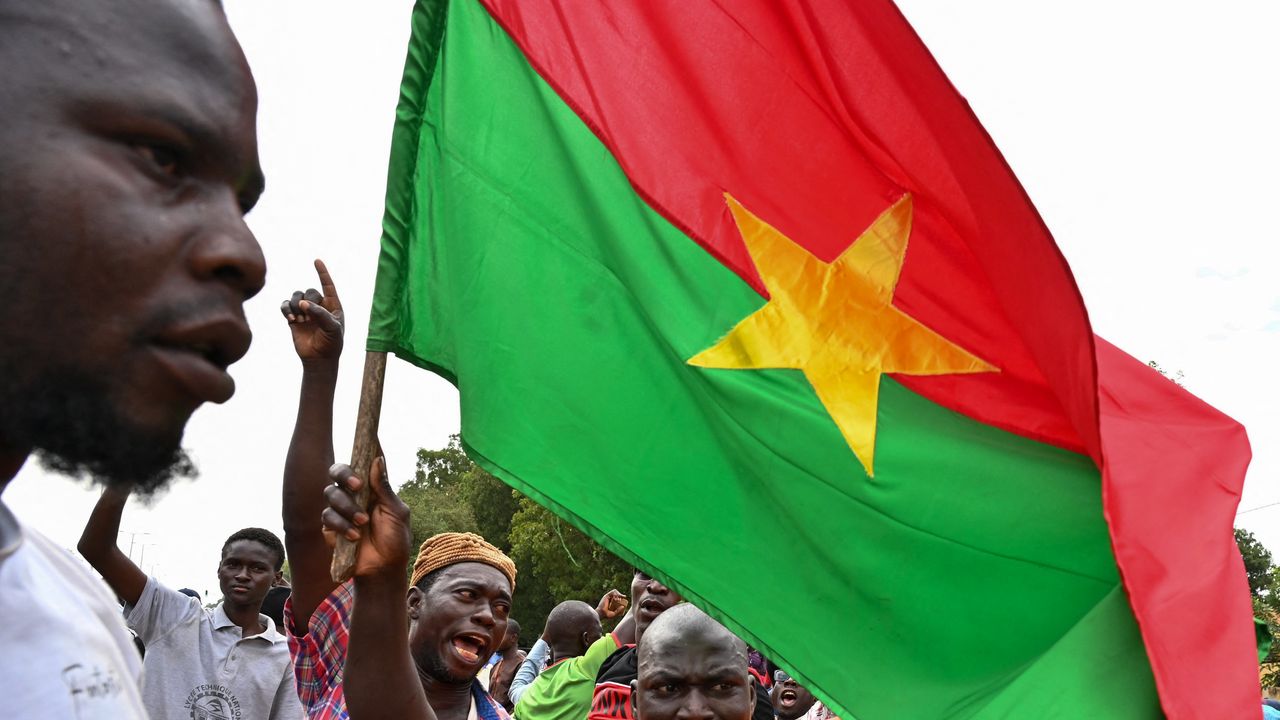 Afrique : Ebola gagne du terrain, le Soudan endeuillé et le Burkina Faso rétablit la peine de mort