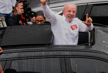 BRÉSIL : LULA RENVERSE LES PRONOSTICS, BAT FLÁVIO BOLSONARO ET ARRACHE UN QUATRIÈME MANDAT HISTORIQUE