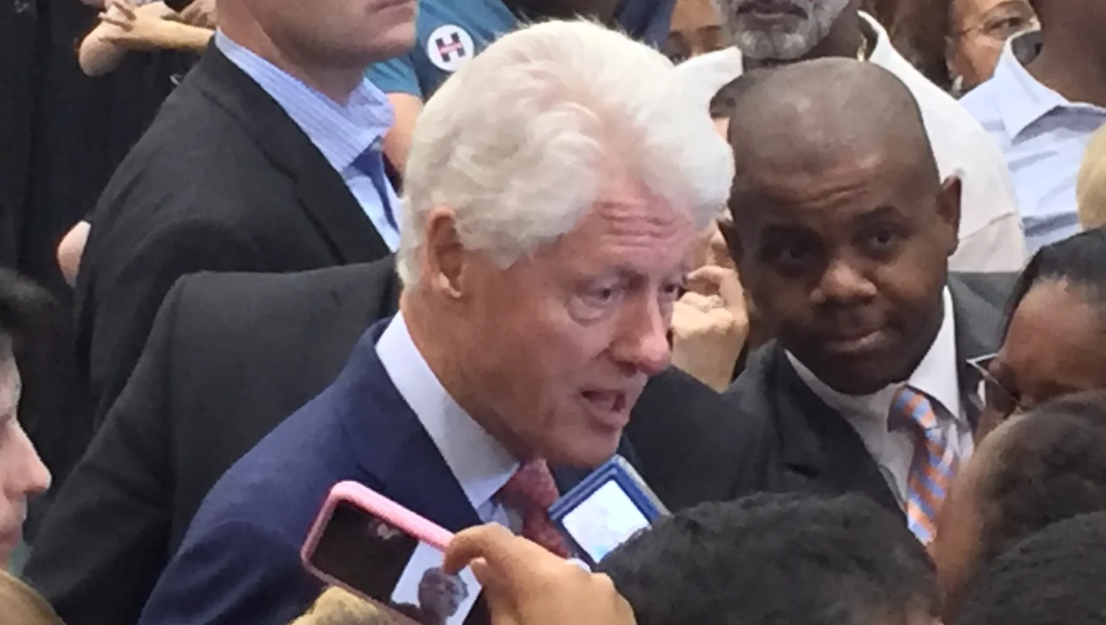 Bill Clinton révèle une confidence de Chelsea : à 15 ans, sa fille avait lu le Coran de bout en bout