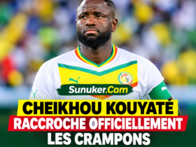 # Cheikhou Kouyaté raccroche les crampons : le champion d’Afrique referme un chapitre majeur du football sénégalais **Sunuker News Desk** C’est une page importante de l’histoire récente du football sénégalais qui se tourne. Cheikhou Kouyaté, champion d’Afrique avec les Lions en 2022 et ancien cadre de la sélection nationale, a annoncé ce vendredi 9 octobre 2026 la fin de sa carrière professionnelle. À travers un message chargé d’émotion, le milieu de terrain emblématique revient sur une aventure qui l’a conduit des terrains de Dakar aux pelouses prestigieuses du football européen, avec comme point culminant le sacre historique du Sénégal à la Coupe d’Afrique des nations. « Il y a des décisions qu’on prend avec la raison, mais que le cœur met du temps à accepter », confie l’ancien international en ouverture de son message d’adieu. Des mots qui traduisent le poids d’une décision difficile pour celui qui a consacré une grande partie de sa vie au ballon rond. Pour Cheikhou Kouyaté, le football n’a jamais été un simple métier. Il représente un rêve d’enfant, une passion profonde et une école de vie. Au fil des années, le joueur a connu les sommets, mais aussi les blessures, les déceptions et les périodes de doute. Des épreuves qui, selon lui, lui ont appris à se relever et à poursuivre son chemin avec détermination. Né à Dakar, Kouyaté a progressivement construit sa réputation sur la scène européenne. Après s’être révélé en Belgique, notamment sous les couleurs d’Anderlecht, il a rejoint l’Angleterre, où il s’est imposé en Premier League avec West Ham United, Crystal Palace puis Nottingham Forest. Sa puissance physique, son engagement dans les duels et sa polyvalence, aussi bien au milieu de terrain qu’en défense centrale, ont fait de lui un joueur apprécié pour sa combativité et son sens du collectif. Durant cette aventure, l’international sénégalais a côtoyé des joueurs de haut niveau, découvert plusieurs environnements footballistiques et participé à des compétitions exigeantes. Mais au-delà des clubs et des performances individuelles, c’est le maillot national qui occupe une place particulière dans son bilan. ## La première étoile, un souvenir éternel Avec les Lions de la Téranga, Cheikhou Kouyaté a vécu des moments intenses. Ancien capitaine, il a notamment participé à la Coupe du monde 2018 en Russie et à celle de 2022 au Qatar. Il a également connu la déception de la finale de la CAN 2019, perdue face à l’Algérie, avant de goûter à la consécration continentale au Cameroun en février 2022. Ce sacre demeure, à ses yeux, l’accomplissement le plus marquant de son parcours. Le Sénégal remportait alors la première Coupe d’Afrique des nations de son histoire, après une finale remportée aux tirs au but contre l’Égypte. Pour Kouyaté, ce succès dépasse largement le cadre sportif : il symbolise la joie partagée par tout un peuple et l’aboutissement de plusieurs générations de joueurs. « Ce jour-là, nous avons offert à tout un peuple de la joie, de l’espoir et un souvenir éternel », rappelle-t-il avec émotion. Un témoignage qui illustre la place particulière qu’occupe cette victoire dans la mémoire collective des Sénégalais. ## Un problème cardiaque derrière la fin de carrière Cette annonce intervient quelques jours après une révélation particulièrement marquante. Lors d’une intervention sur Walf TV, l’ancien international a expliqué vivre depuis sa naissance avec une maladie cardiaque. Il a également évoqué les contraintes liées à son état de santé et la surveillance médicale dont il faisait l’objet durant ses années en Angleterre.  [image](https://www.google.com/s2/favicons?domain=https://wiwsport.com\&sz=32) Wiwsport +1 Selon les informations rapportées par la presse sportive, c’est une visite médicale effectuée dans le cadre d’un possible retour à Anderlecht qui a constitué un tournant décisif. Le médecin lui aurait recommandé de mettre un terme à sa carrière. Après avoir échangé avec ses proches, le joueur a finalement choisi de suivre cet avis. Cette dimension donne un relief particulier à son départ. Derrière les performances, les trophées et les applaudissements se cachait un combat personnel dont peu de supporters mesuraient toute l’ampleur. À 36 ans, le champion d’Afrique tourne ainsi la page du football professionnel, avec la nécessité de préserver sa santé. ## La Fédération sénégalaise salue un cadre des Lions À la suite de l’annonce, la Fédération sénégalaise de football a rendu hommage à l’ancien capitaine, saluant son engagement, son leadership et son attachement au maillot national. Avec 92 sélections et quatre buts inscrits selon les statistiques reprises par la presse sportive, Kouyaté laisse derrière lui un parcours international marqué par sa longévité et sa contribution à l’un des plus grands succès du football sénégalais.  [image](https://www.google.com/s2/favicons?domain=https://www.rts.sn\&sz=32) RTS Officiel +1 Dans son message d’adieu, l’ancien Lion a tenu à remercier les clubs, les entraîneurs, les coéquipiers, les dirigeants et les agents qui ont accompagné sa trajectoire. Il a réservé une place particulière à sa famille, dont il souligne l’amour, les prières et le soutien dans les périodes difficiles. Ses remerciements s’adressent également aux supporters du Sénégal et d’ailleurs, pour leur fidélité au fil des années. « Si c’était à refaire, je choisirais encore le football, cette aventure et ce maillot national », affirme-t-il, sans regret apparent sur le chemin parcouru. « Le coup de sifflet final de ma carrière a retenti, mais les souvenirs, eux, ne s’effaceront jamais », conclut-il. Le rideau tombe donc sur la carrière professionnelle de Cheikhou Kouyaté, mais son nom restera associé à une génération qui a offert au Sénégal sa première étoile africaine. De Dakar aux stades européens, puis jusqu’au sommet du football continental, l’ancien milieu de terrain aura incarné la persévérance, le sens du sacrifice et la fierté de porter les couleurs nationales. Sunuker News Desk