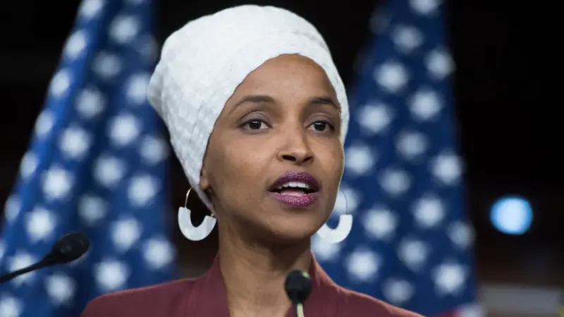 ÉTATS-UNIS : ILHAN OMAR FACE AUX QUESTIONS SUR SON MARIAGE, SON PATRIMOINE ET UNE ENQUÊTE FÉDÉRALE