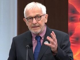 Nobel de physique 2026 : Francis Halzen récompensé pour avoir traqué les « particules fantômes » de l’Univers