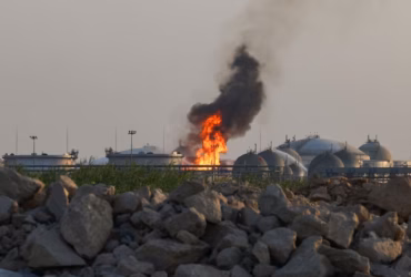 Yémen–Arabie saoudite : les Houthis menacent Aramco après une frappe sur un site pétrolier près de Sanaa