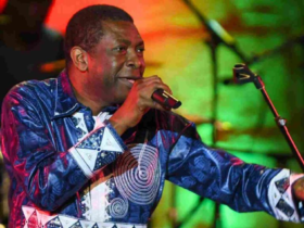 Youssou Ndour avait-il vu venir l’ère des smartphones ? « Téléphone », la chanson qui résonne encore 20 ans après