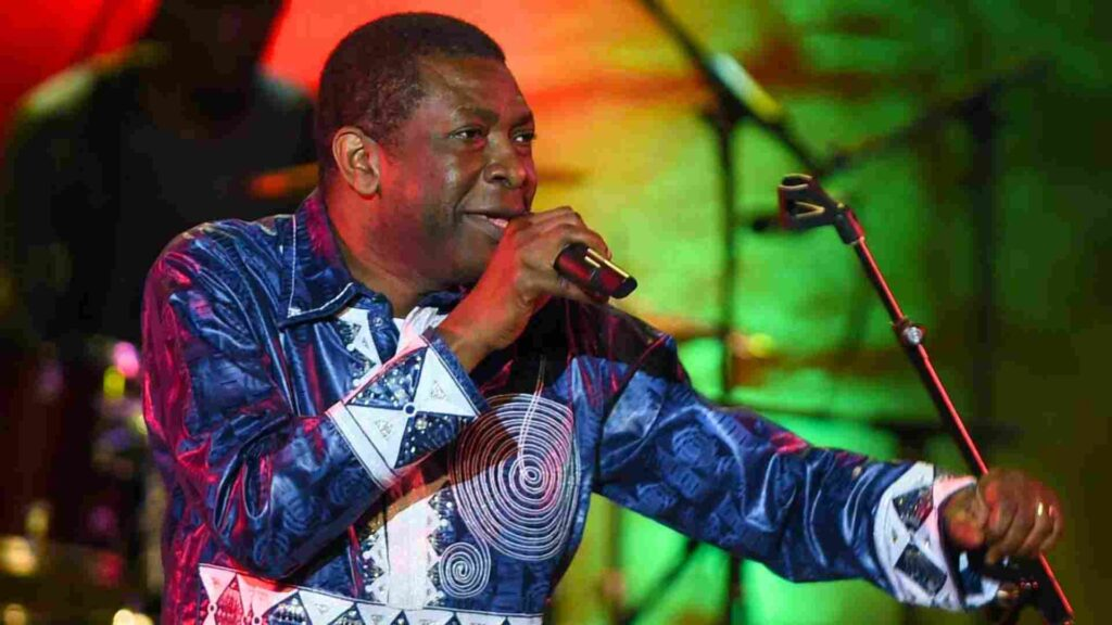 Youssou Ndour avait-il vu venir l’ère des smartphones ? « Téléphone », la chanson qui résonne encore 20 ans après